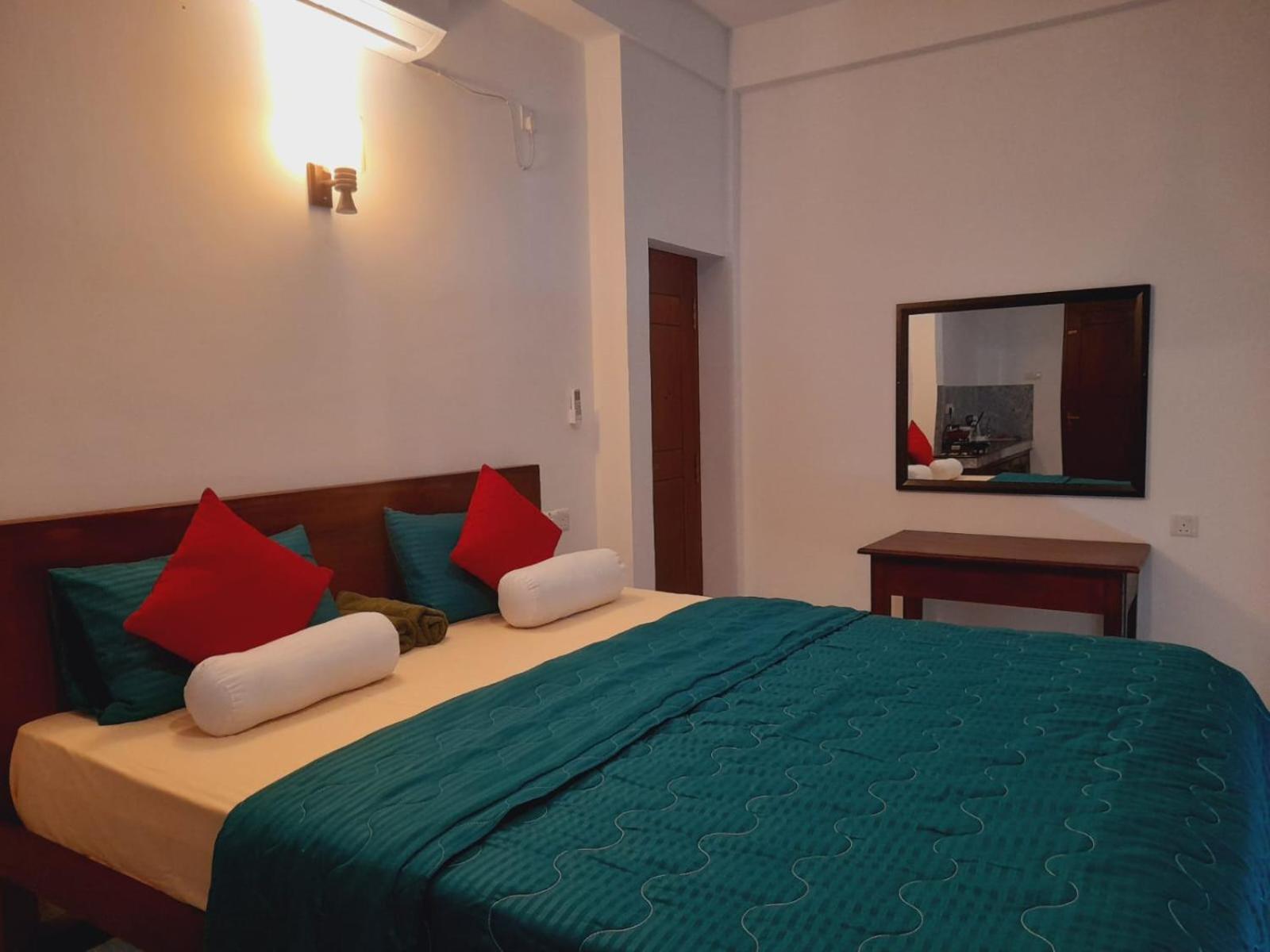 Blue Whales Hotel Hikkaduwa Exterior foto