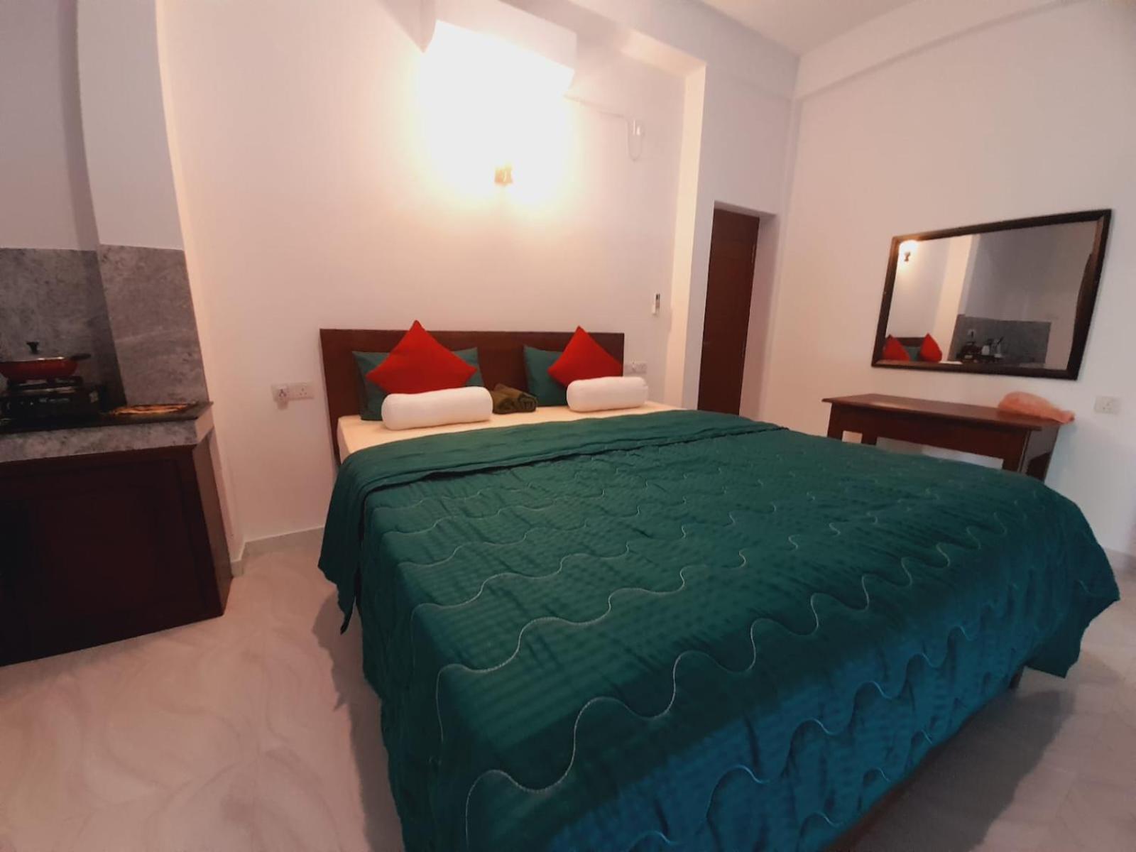 Blue Whales Hotel Hikkaduwa Exterior foto