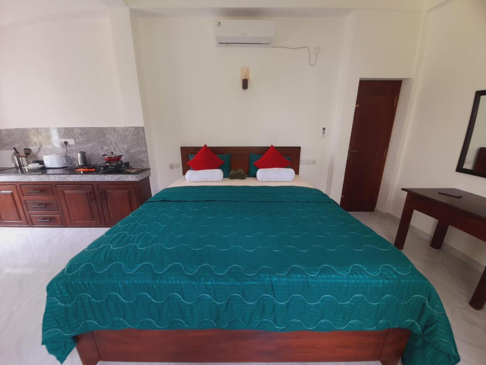 Blue Whales Hotel Hikkaduwa Exterior foto
