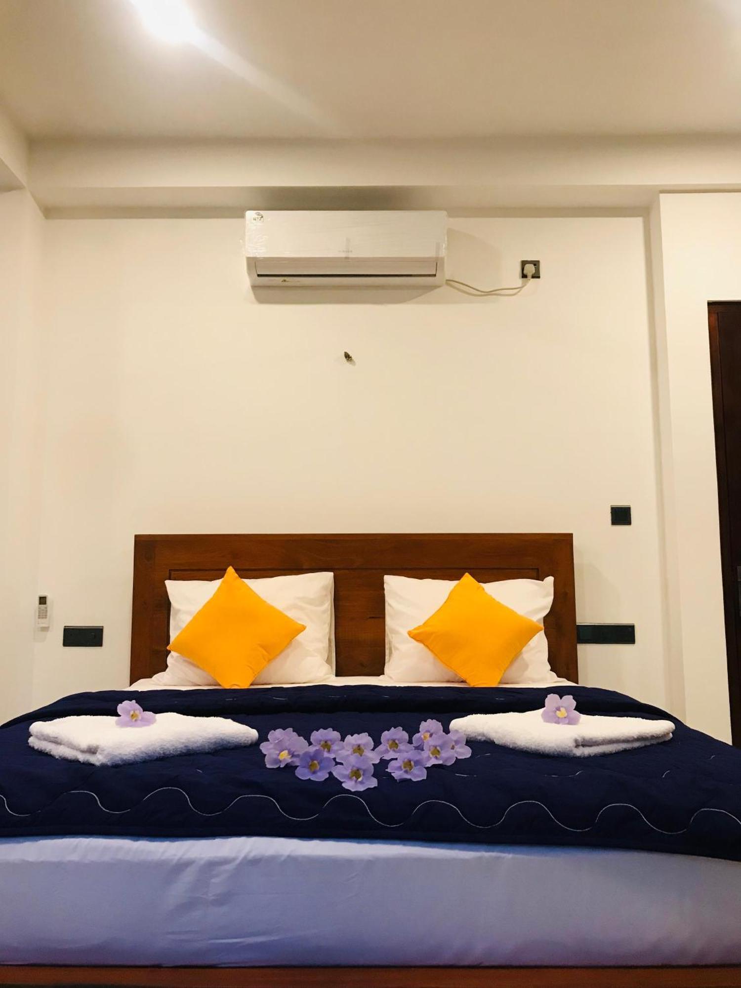 Blue Whales Hotel Hikkaduwa Exterior foto
