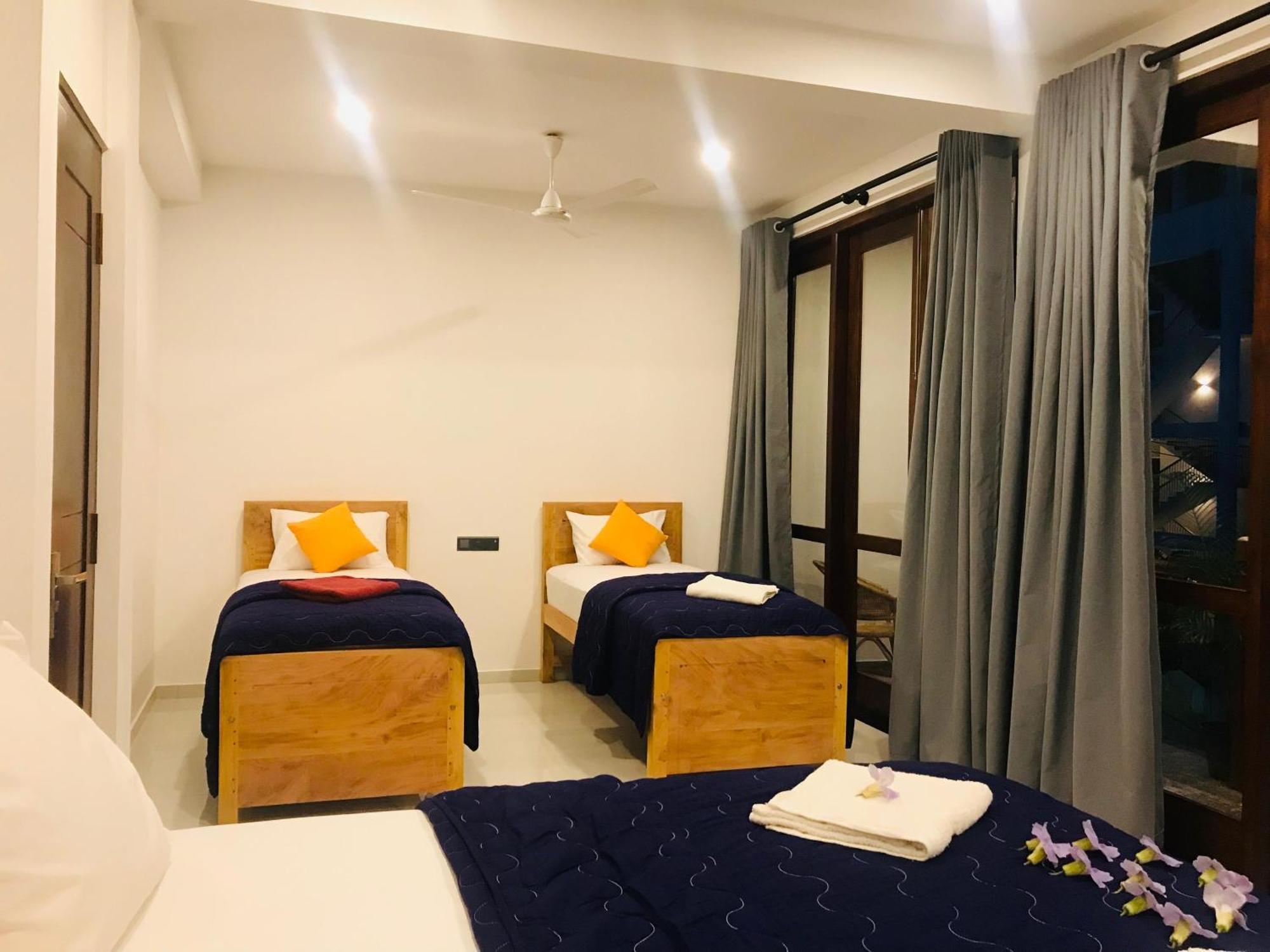 Blue Whales Hotel Hikkaduwa Exterior foto