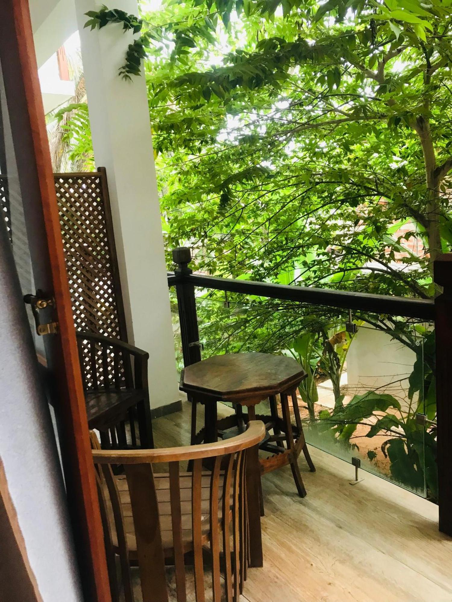 Blue Whales Hotel Hikkaduwa Exterior foto